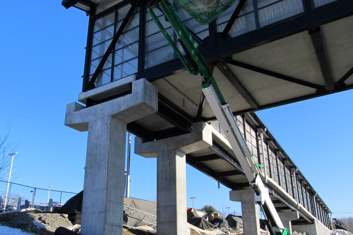 Connection between the pedestrian bridge and ramp superstructure