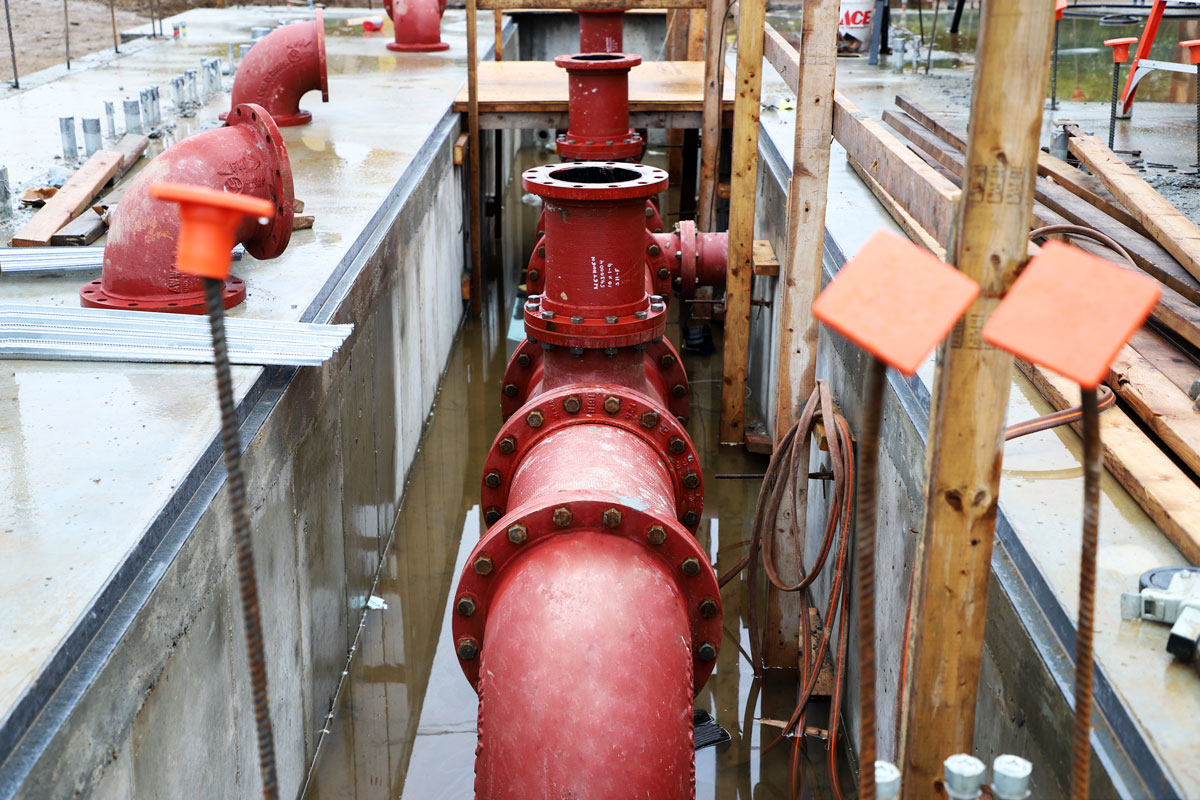 Installing the main pipe in the foundation of the new pump station
