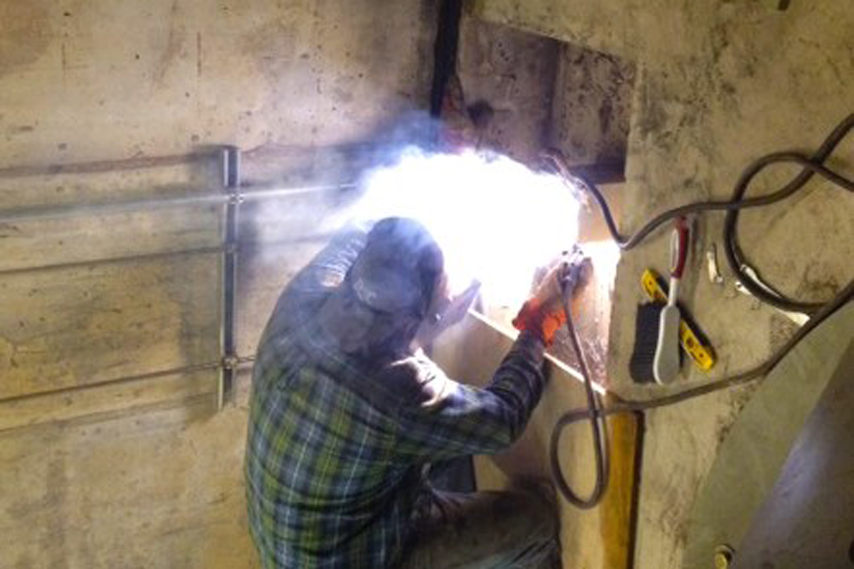 Preparing the inside of the dam for the minimum turbine installation