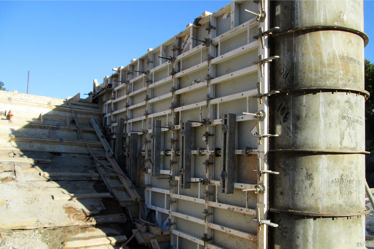 Center pier construction that supports the Obermeyer  crest gate 